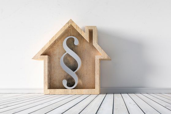 Foto: Häuschen mit Paragraf-Zeichen darin