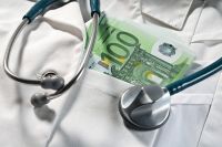 Foto: Stethoskop und Hunderteuroscheine